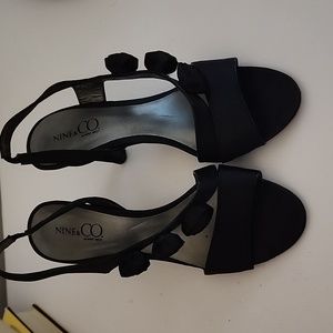 Nine & Co size 7 black heels with rose embelishment